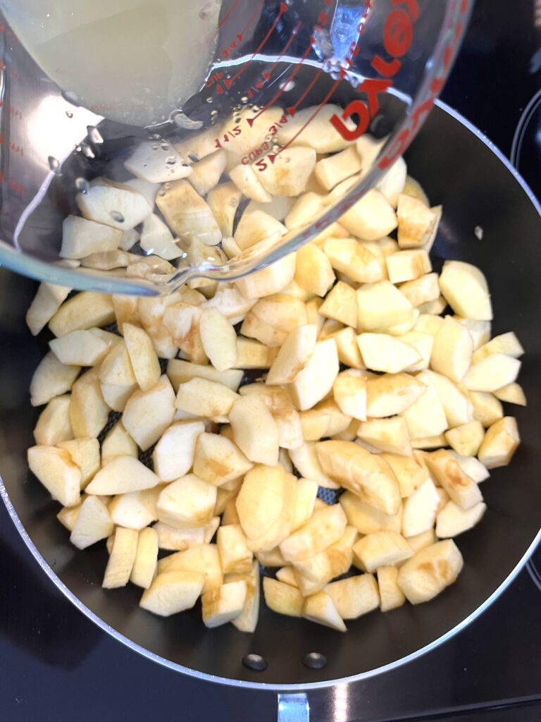 adding lemon juice for Polish apple pie aka Szarlotka